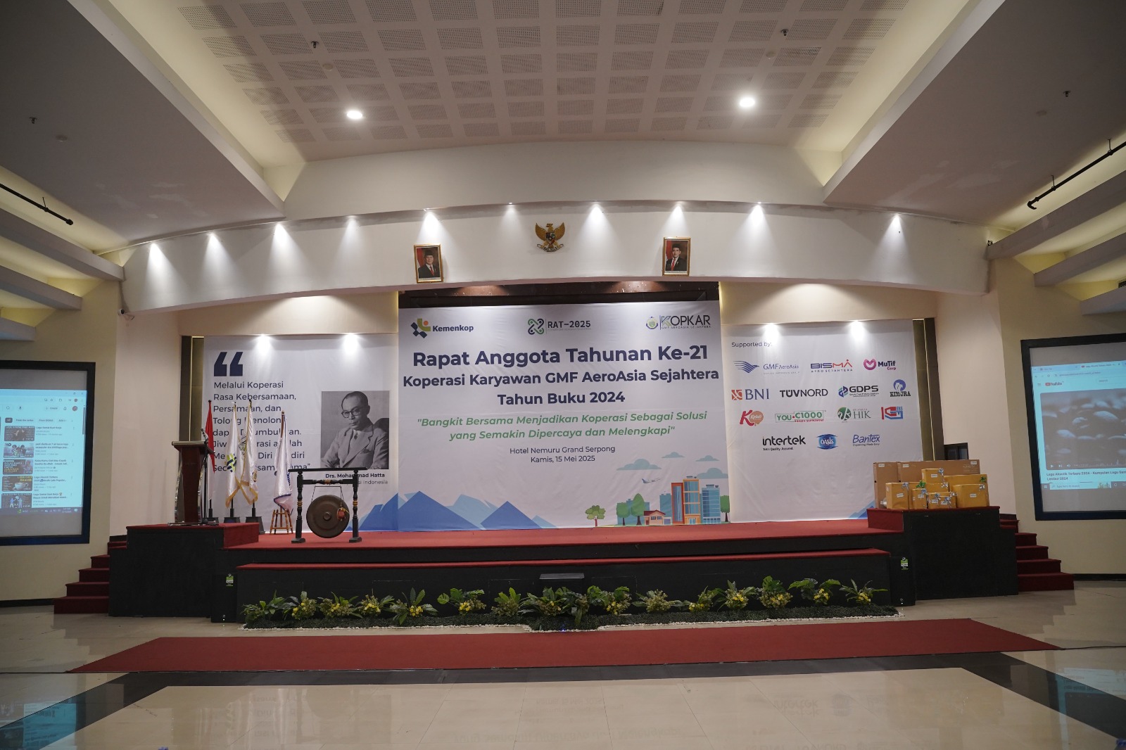 Penyerahan bantuan sosial kepada masyarakat dengan logo koperasi terlihat jelas